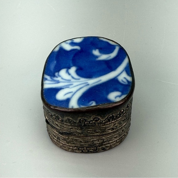 Antique Chinese Porcelain
Embossed Tin Shard Box - Picture 4 of 12